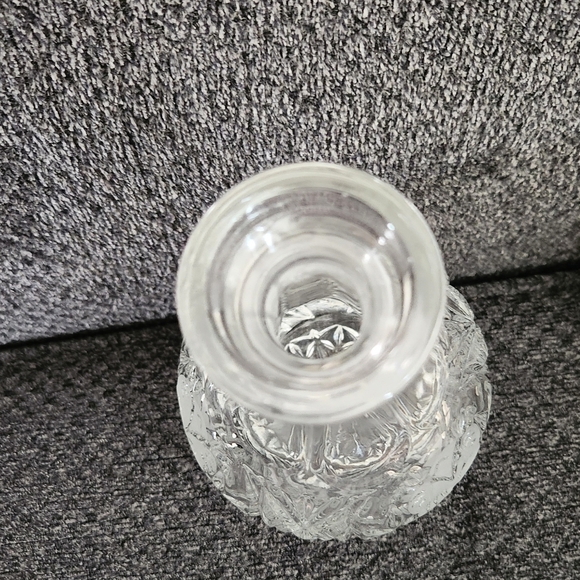Elegant Clear Crystal Decanter - Picture 5 of 10